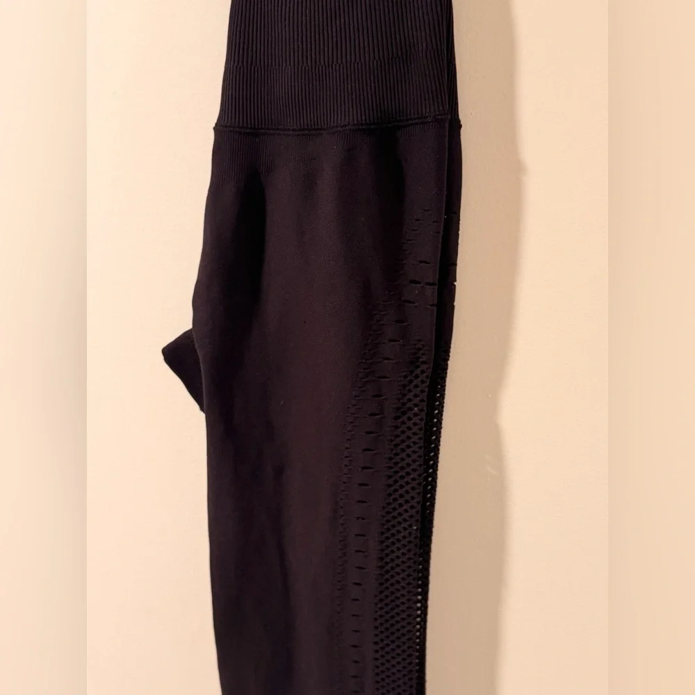 ALO Yoga Black Seamless High Waist Open Air Leggings 7/8 with Cut Out Detail